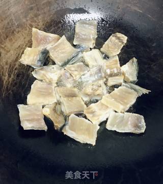 香煎腊鱼块的做法步骤：2