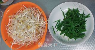 韭菜炒绿豆芽的做法步骤：1