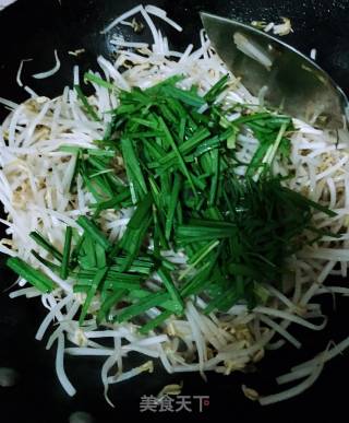 韭菜炒绿豆芽的做法步骤：4