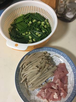 韭菜苔炒豆皮的做法步骤：1