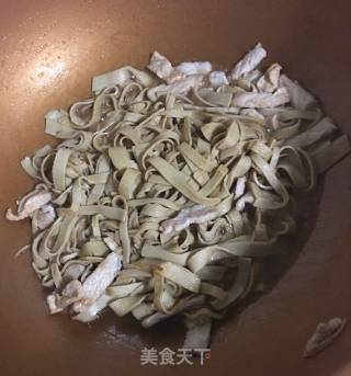韭菜苔炒豆皮的做法步骤：2