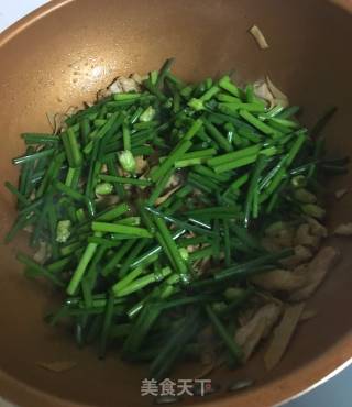 韭菜苔炒豆皮的做法步骤：3