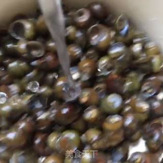 薄荷炒田螺的做法步骤：2