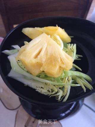 菠萝包菜汁的做法步骤：4