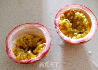 夏日清凉必备饮品—百香果蜂蜜柠檬水的做法步骤：4