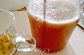 夏日清凉必备饮品—百香果蜂蜜柠檬水的做法步骤：7