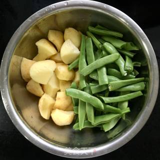 排骨炖土豆豆角的做法步骤：3