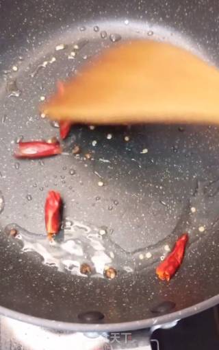 麻辣土豆粉的做法步骤：1