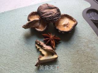 红糟焖猪蹄的做法步骤：2