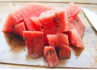 夏日清凉必备饮品—西瓜汁的做法步骤：2