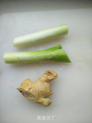 香炸豆腐.香菇.肉丸的做法步骤：3