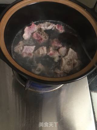红萝卜玉米排骨汤的做法步骤：1