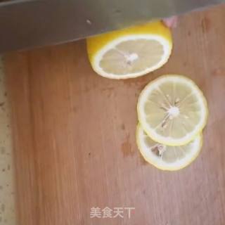 冰爽柠檬水的做法步骤：2