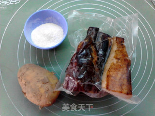 粉蒸腊肉土豆的做法步骤：1