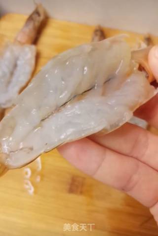 蒜蓉粉丝蒸大虾的做法步骤：3