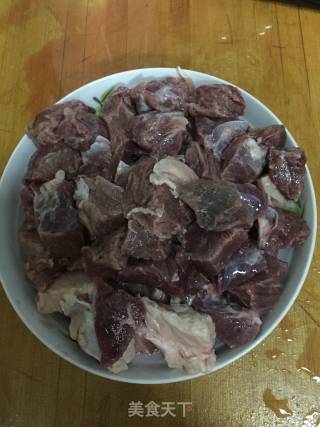 咖喱牛肉土豆饭的做法步骤：1