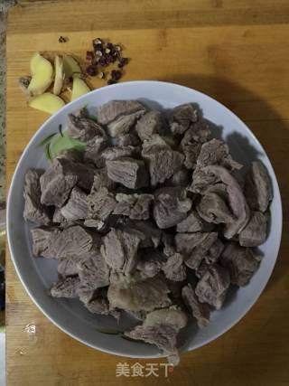 咖喱牛肉土豆饭的做法步骤：2