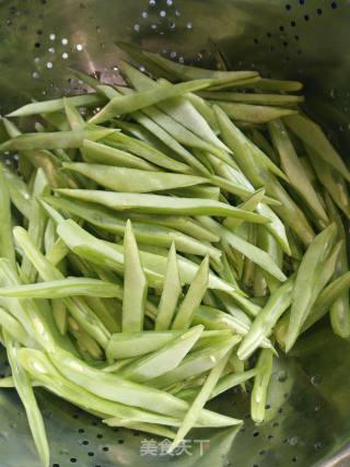 豆角炒肉片的做法步骤：1