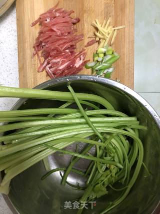 芹菜炒肉丝的做法步骤：1