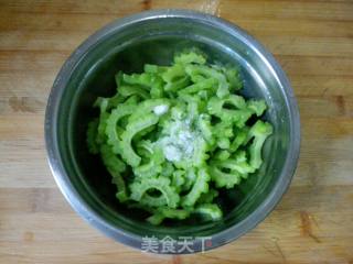 “夏日懒人餐”凉拌苦瓜的做法步骤：4