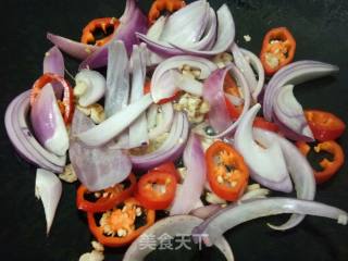 爆炒鲜鱿的做法步骤：3