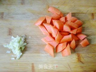 杏鲍菇炒鸡丁的做法步骤：3