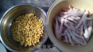 黄豆焖鸡爪的做法步骤：1