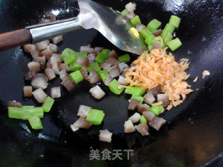 海参虾皮蛋炒红米饭的做法步骤：8