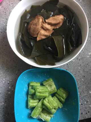 苦瓜排骨海带汤的做法步骤：3