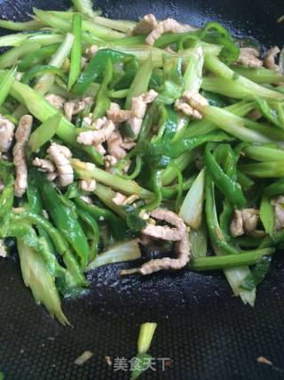 青椒芹菜炒肉丝的做法步骤：7