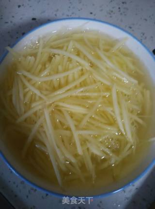 炝拌土豆丝的做法步骤：1