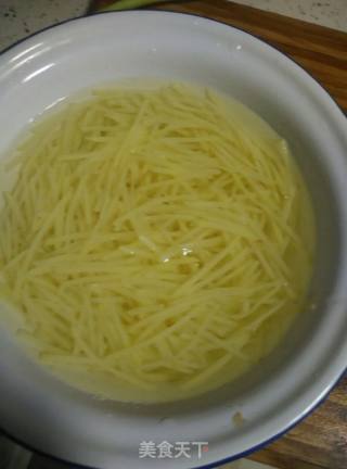 炝拌土豆丝的做法步骤：3