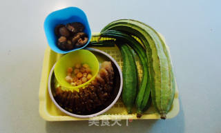 海参冬菇烩丝瓜的做法步骤：1