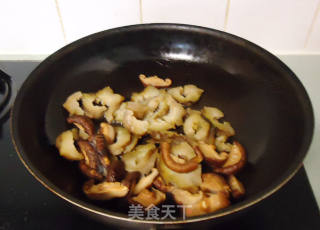 海参冬菇烩丝瓜的做法步骤：3