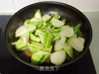 海参冬菇烩丝瓜的做法步骤：8