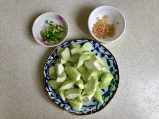 丝瓜炒虾皮的做法步骤：1