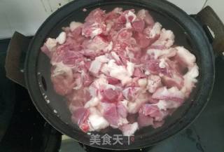 陕北铁锅炖羊肉的做法步骤：1