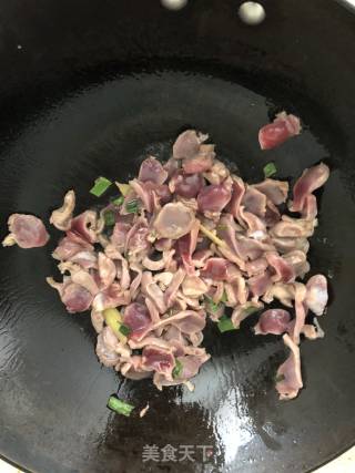 爆炒鸡胗的做法步骤：1