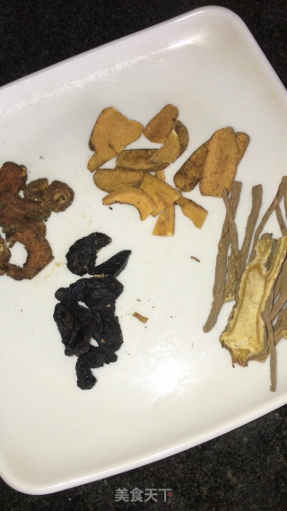 四物老鸭汤的做法步骤：3
