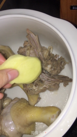 四物老鸭汤的做法步骤：5