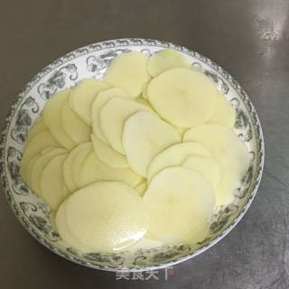 蚕豆炒土豆片的做法步骤：1