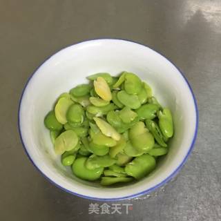 蚕豆炒土豆片的做法步骤：2
