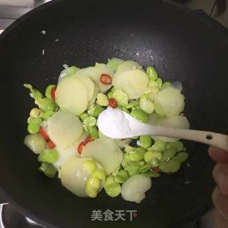 蚕豆炒土豆片的做法步骤：8