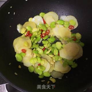 蚕豆炒土豆片的做法步骤：10