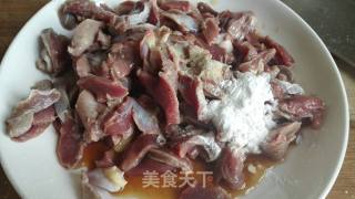 辣椒炒鸡胗的做法步骤：1