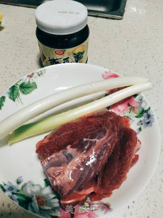 家常酱肉丝的做法步骤：1