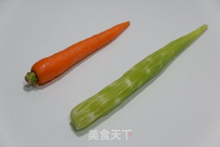 咸蛋炒双丝的做法步骤：1