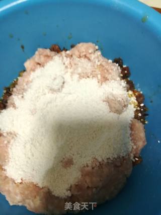 松茸菇虾干猪肉丸子的做法步骤：2