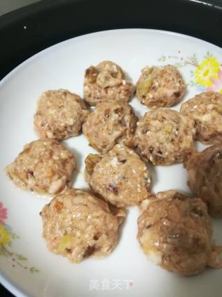 松茸菇虾干猪肉丸子的做法步骤：3