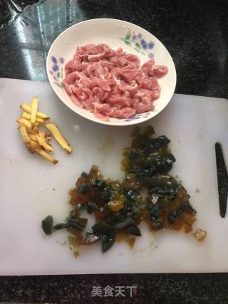皮蛋瘦肉粥的做法步骤：1